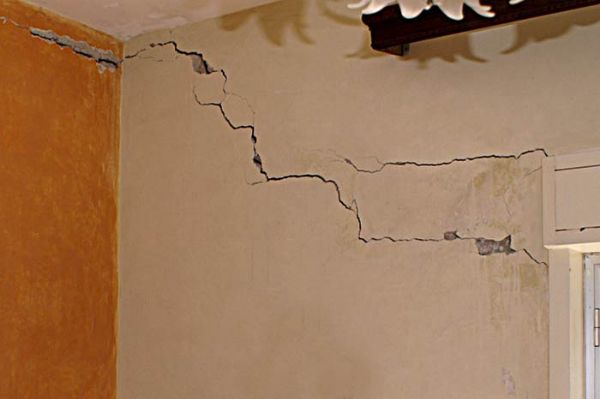 Ricerche idriche - lesioni su una parete a Messina